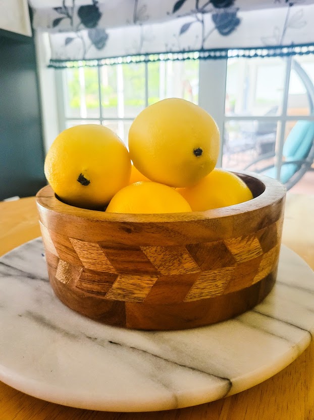 Wooden-bowl-lemons-in-breakfast-table