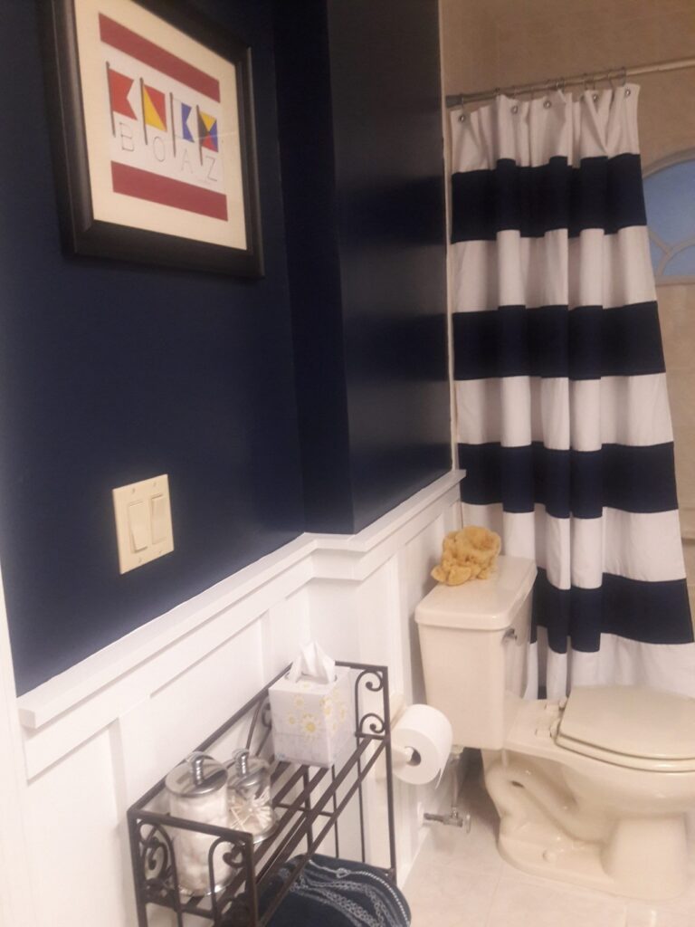 A picture of my nautical guest bathroom finished.