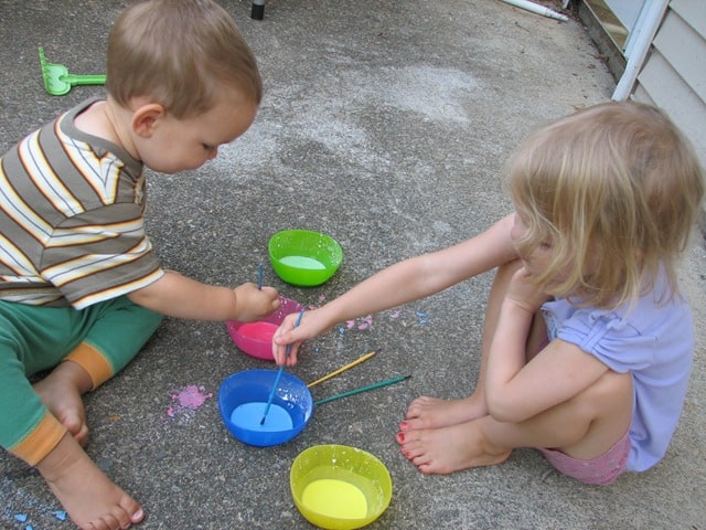2 children outdoor painting