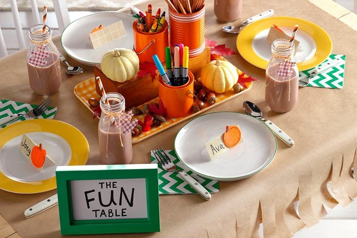 tablescape for kid's table at thanksgiving