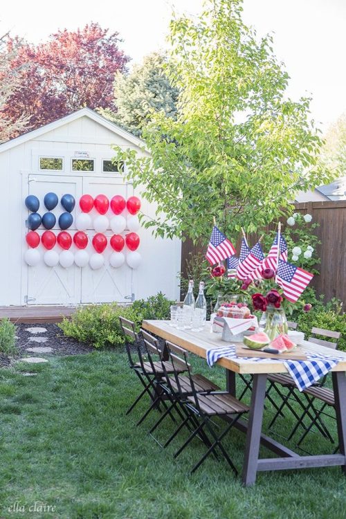 4th-of-July-backyard-party-1-Inspireme2diy red, white, and blue balloons arranged in the shape of an American flag on the side of a white garage