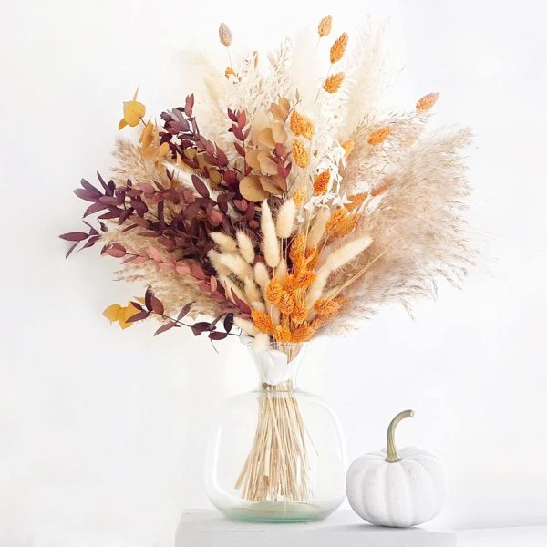 dried wheat in a clear vase