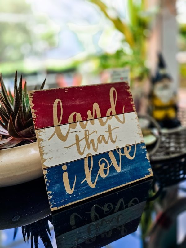 "land that I love" tabletop sign summer porch decor ideas