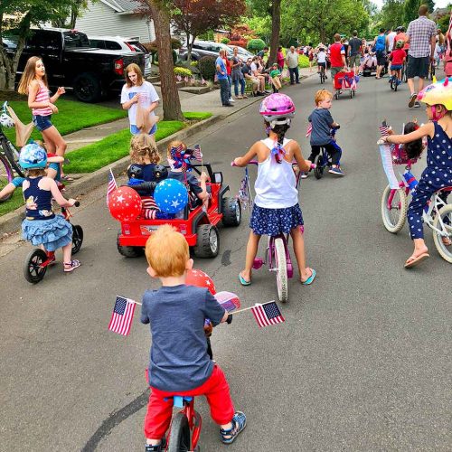 neighborhood-patriotic-parade-Inspireme2diy children riding bicycles in a patriotic parade fun 4th of July activities